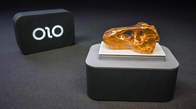 La sencilla impresora utiliza una especie de resina sensible a la luz, y que está formada por tres piezas de plástico, un chip y un motor, todo ello alimentado por cuatro pilas AA. (Foto: OLO)