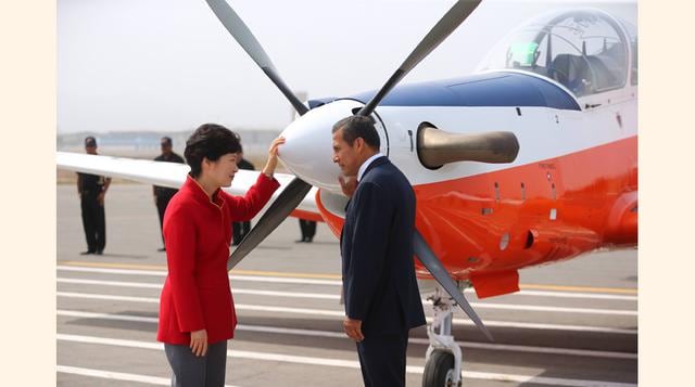 Los presidentes de Corea del Sur, Park Geun-hye, y de Perú, Ollanta Humala, frente a uno de los cinco aviones de entrenamiento para la FAP. (Foto: Sepres)