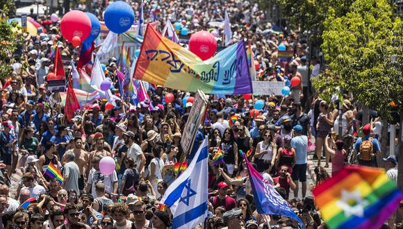 Los participantes participan en el desfile anual del Orgullo Gay en la ciudad israelí de Tel Aviv, el 9 de junio de 2017. Decenas de miles de juerguistas de Israel y del extranjero llenaron las calles de Tel Aviv para la marcha anual del Orgullo Gay de la ciudad, anunciada como la Este es el más grande. / AFP / JACK GUEZ