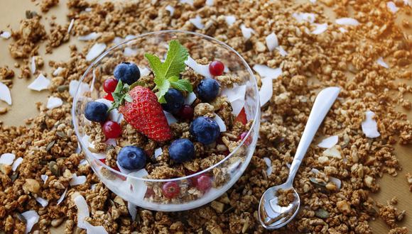 La granola se puede combinar con frutas de estación, coco rallado, avena y frutos secos. (Foto: Ovidiu Creanga / Pixabay)