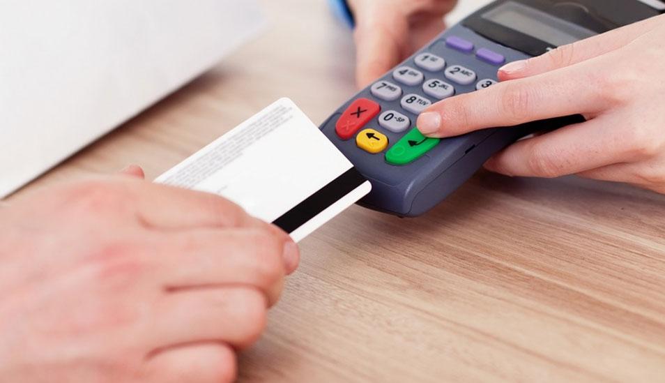 FOTO 4 | 4. Paga tu tarjeta de crédito

Si estás tratando de ahorrar mientras tienes al mismo tiempo un saldo grande en tu tarjeta de crédito, a un interés de, por ejemplo, el 19.8%, piensa que liquidar la deuda representa un retorno garantizado de casi el 20%. Una vez que hayas pagado tus tarjetas de crédito, úsalas solamente para tu comodidad, y paga el saldo por completo todos los meses. (Foto: Difusión)