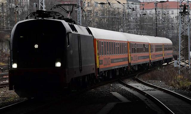 2. Trenes alemanes: Las pantallas electrónicas en las estaciones anunciando llegadas y salidas fueron afectadas, pero los servicios de trenes no se vieron interrumpidos, dijo la compañía ferroviaria Deutsche Bahn.