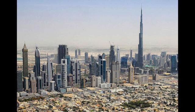 FOTO 10 | 6. EMIRATOS ÁRABES UNIDOS. Población: 9,5 millones
Millonarios: el 5%

Los Emiratos Árabes Unidos esta compuesto por siete emiratos: Abu Dabi, Dubái, Fuyaira, Ras al-Jaima, Sarja y Umm al-Qaywayn.

El petróleo es la principal fuente de ingresos y el componente esencial de su PIB.  Los Emiratos Árabes Unidos son la 30ª economía por volumen de PIB.

La familia más rica de los Emiratos Árabes Unidos es la familia de Majid Al Futtaim (conocido como MAF).

MAF posee y opera 12 hoteles y 22 centros comerciales, incluido el Mall of the Emirates en Dubai y el Mall of Egypt en El Cairo.