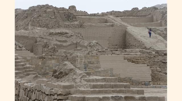 Gran parte de los edificios son poco más que montículos de escombros esparcidos por un paisaje desierto, pero algunos templos han sido excavados y sus rampas y laterales escalonados quedan a la vista. Se puede ascender por un sendero en zigzag hasta el te