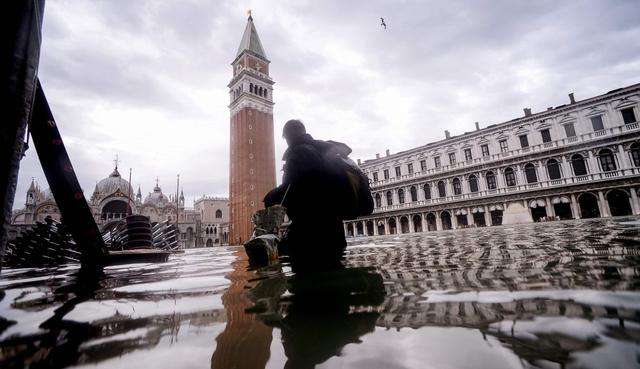 El servicio de transporte público se suspendió debido a la altura de marea de más de 140 centímetros, informó el ayuntamiento a través de Twitter. (Foto: AFP)
