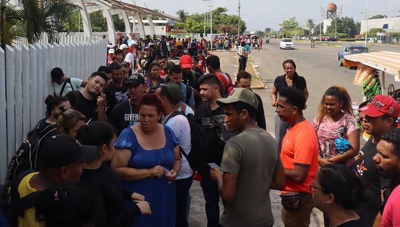 Migrantes centroamericanos se preparan para salir en caravana hacia la frontera norte, en Tapachula (México).