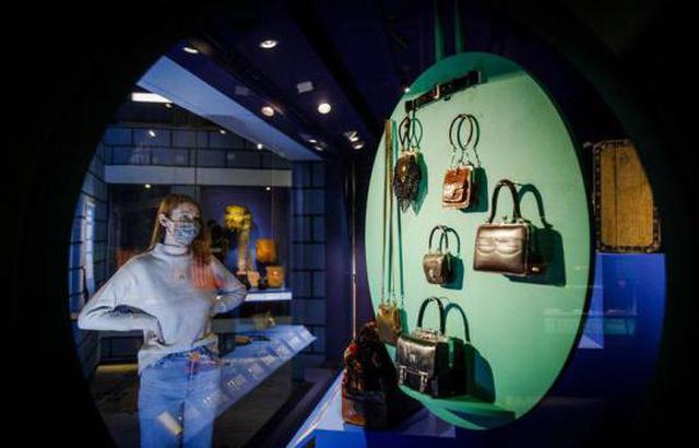 El Victoria & Albert Museum de Londres presenta la exposición “Bags: Inside Out” (“Bolsos: al derecho y al revés”) y ha convertido una de sus salas en una auténtica joyería de bolsos que representan la identidad de grandes personajes de la historia de la cultura, la política o la moda. (Foto: Difusión)