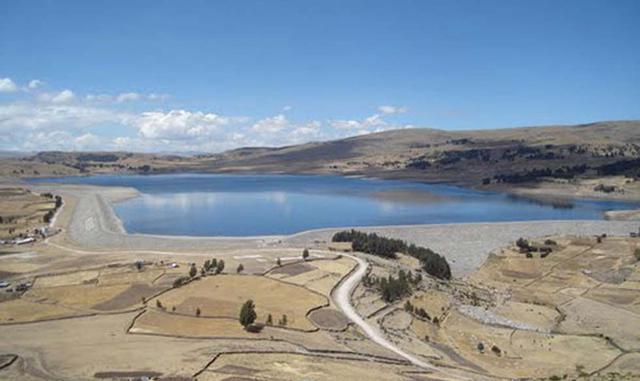 La presa de Cuchoquesera (Ayacucho), localizada a 3,750 metros sobre el nivel del mar (msnm), en la región Ayacucho, llegó a su capacidad máxima de almacenamiento de agua, estimada en 80 millones de metros cúbicos de agua. (Foto: Jornada)