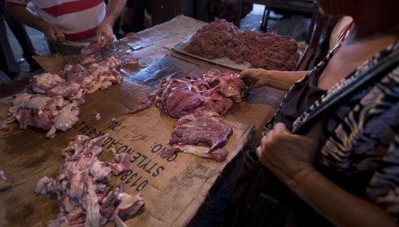 Los nuevos artículos no señalan que las carnes rojas o procesadas como las salchichas y el tocino sean saludables, o que las personas deben consumirlas en mayor cantidad. (Foto: AP)