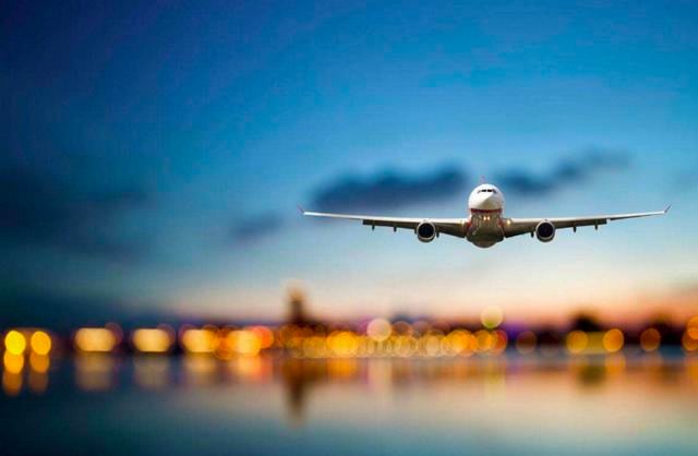 FOTO 22 | BUSCA RUTAS DE UN SOLO SENTIDO. Al investigar las tarifas aéreas, busca las rutas de varios operadores y vuelos que se originan en diferentes aeropuertos para localizar los boletos más baratos. Además, ten en cuenta que los vuelos en una dirección pueden ser menos costosos que la ruta opuesta, por lo que la realización de búsquedas separadas es clave para optimizar los ahorros. Investiga comprar boletos por separado o usa sitios útiles, como Kayak, para leer "tarifas de piratas informáticos", o vuelos de ida y vuelta que se dividen en dos boletos de ida y vuelta separados en diferentes transportistas, lo que te permite evitar el pago de una tarifa de ida y vuelta más pronunciada. Otra herramienta útil es Skiplagged, un servicio de venta de boletos con la ciudad oculta que escanea vuelos de ida y vuelta poco conocidos, para que puedas comprar un boleto más barato con una conexión y renunciar a tomar el segundo vuelo. (Foto: Getty)