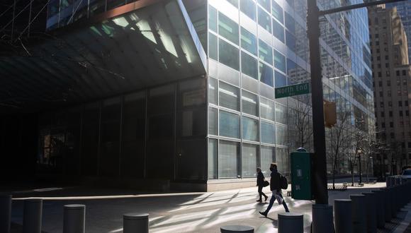 Pedestrians pass in front of Goldman Sachs Group Inc. headquarters in New York, U.S., on Friday, March 5, 2021. Three days after new Citigroup Inc. Chief Executive Officer Jane Fraser outlined a net-zero greenhouse-gas emissions target, Goldman Sachs Group Inc. CEO David Solomon is following suit.