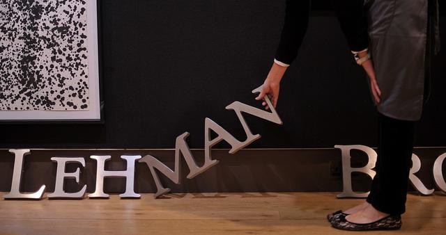 La acción se hundió y los números dos y tres del grupo fueron despedidos. El banco intentó desesperadamente conseguir liquidez, encontrando a un socio dispuesto a comprar una parte de sus actividades. (Foto: Getty)