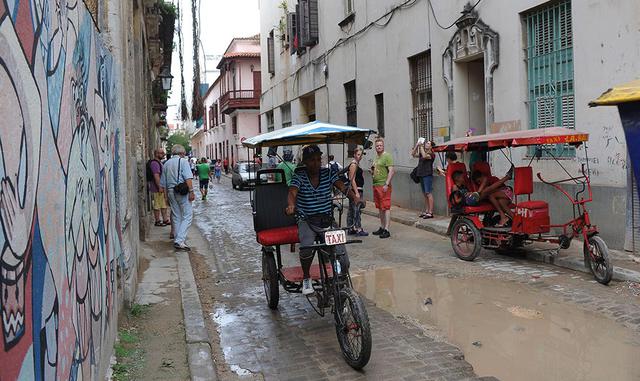 Muchos profesionales migran. Y los que se quedan, incluidos actores de televisión, se suman al floreciente sector turístico ya sea como meseros, taxistas o alquilando cuartos. Medio millón de cubanos trabajan por su cuenta y su salario mensual cuadruplica