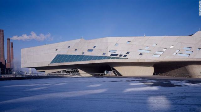Phaeno Science Center, 2005 (Wolfsburgo, Alemania). Este interactivo centro científico que parece una nave espacial fue un proyecto emblemático para el país.