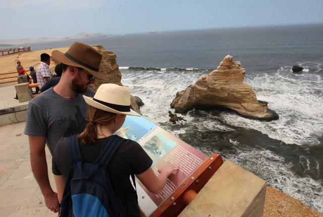 Foto 3 | Reserva Nacional de Paracas. Es el destino preferido de los limeños por su belleza natural y su variada flora y fauna marino-costera. El año pasado recibió 354,303 visitantes, 26,000 más respecto al 2016. Su valor radica en que protege una gran diversidad biológica indispensable para el mantenimiento de diversos ciclos biológicos que garantizan la conservación de las especies, al igual que genera ingresos económicos a miles de pobladores. (Foto: Andina)