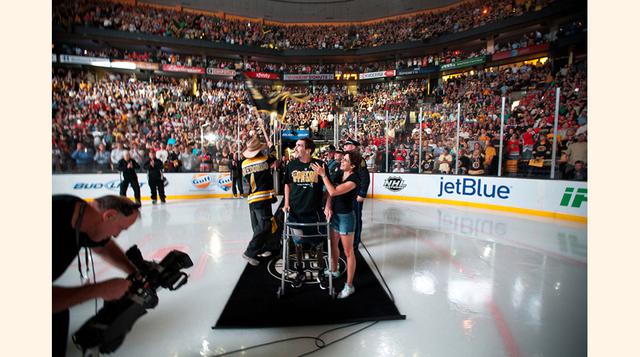 Bauman fue invitado a la final de la copa Stanley donde pudo dar algunos pasos. (Foto: Pulitzer)