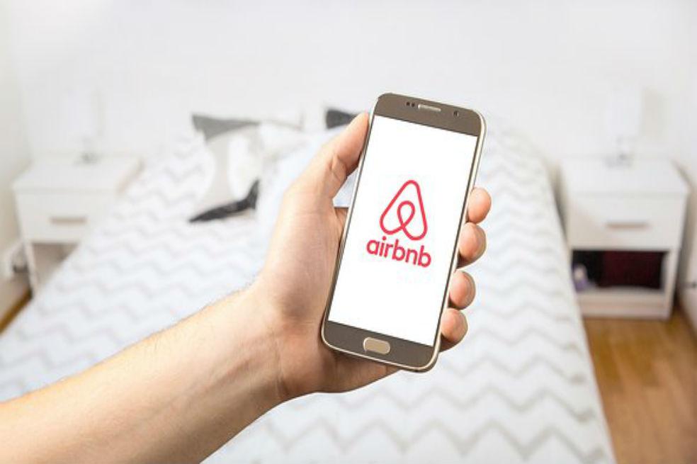 Airbnb está valorada en unos US$ 31,000 millones, según firmas privadas y es considerada un “unicornio”, como se suele denominar a las empresas que superan los 1,000 millones antes de salir a bolsa.