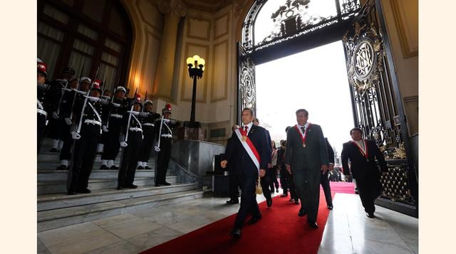 Humala llegó cerca a las 11:30 am al Congreso de la República. (Foto: Sepres)