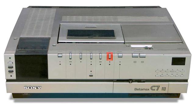 Betamax. Cuando en 1975 Sony introdujo su sistema de grabación y reproducción de videos Betamax, este se transformó en el líder del entretenimiento para el hogar. Pero esa posición le duró solo un año, pues, en 1976, JVC lanzó al mercado el VHS, el format