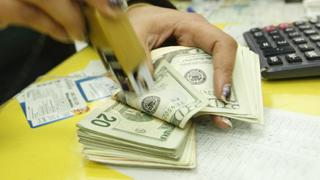 El dólar revirtió sus pérdidas iniciales