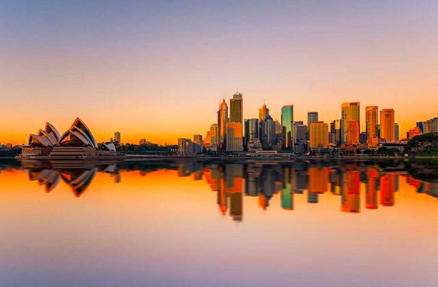 FOTO 15 |  VIAJA CUANDO PUEDAS LLEGAR A UN ACUERDO. No es ningún secreto que en ciertas épocas del año los lugares populares son mucho más accesibles. "Casi siempre es más barato viajar cuando los niños están en la escuela si tienes esa flexibilidad", dice Perrin. "Nueva Zelanda o Australia tienen una menor demanda y precios más bajos durante sus temporadas de otoño (marzo-mayo) y primavera (septiembre-noviembre)", dice. Por el contrario, "el Caribe o el sur de Florida ofrecerán mejores ofertas durante la temporada de huracanes", explica. Aún así, es una buena idea "sopesar el beneficio de los precios más bajos contra el riesgo potencial de experimentar una tormenta de nieve, un huracán o simplemente el mal tiempo que podría hacer que estar al aire libre sea desagradable", advierte. (Foto: Getty)