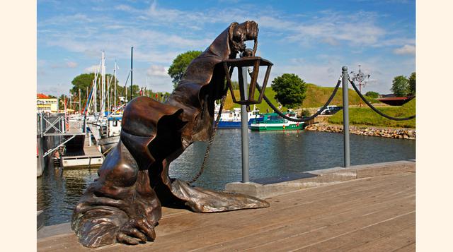 El fantasma negro (Klaipeda, Lituania). Cuenta la leyenda que, al bueno de Hans von Heidi, se le apareció un fantasma una noche de 1595 cuando se encontraba vigilando los muelles del castillo de esta localidad costera. El ser de ultratumba simplemente eme