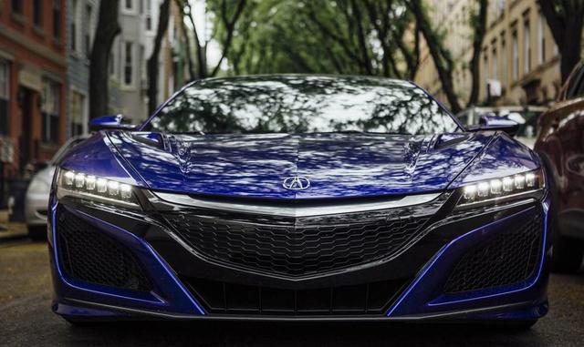 Diseñado por Michelle Christensen y construido en Ohio, el NSX 2017 sigue el mismo estilo de ángulos calculados y agresividad moderada del NSX original, concebido en Japón en 1990. Cuando se lo compara con superautos de diseño característico como el impet