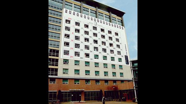Axe. Apostó por mostrar un gran calendario en un edificio de Seúl, Corea del Sur. Agencia: When Gee.