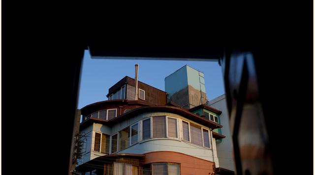 Fachada de "La Sebastiana", la casa del fallecido poeta Pablo Neruda en Valparaíso (Chile). La vivienda está en una colina tan empinada que los visitantes deben llegar a ella subiendo escaleras. Neruda construyó la casa buscando un lugar tranqui