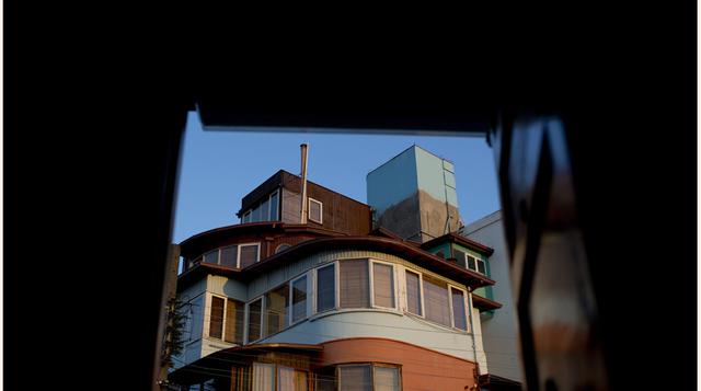 Fachada de &quot;La Sebastiana&quot;, la casa del fallecido poeta Pablo Neruda en Valparaíso (Chile). La vivienda está en una colina tan empinada que los visitantes deben llegar a ella subiendo escaleras. Neruda construyó la casa buscando un lugar tranqui