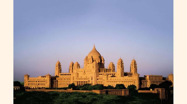 Palacio Umaid Bhawan, India. Este palacio fue elegido el mejor hotel del mundo en los Travellesrs Choice Awards de TripAdvisor en 2016. Fue construido por el majarajá Umaid Singh en 1943. Cuenta con unas diez hectáreas de terreno y 64 estancias dignas de 