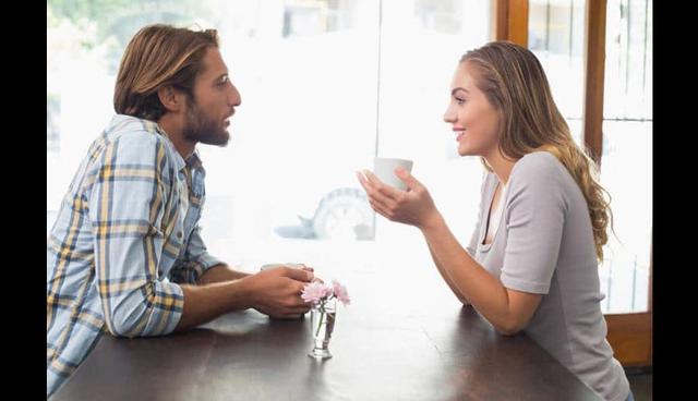 FOTO 2 | Ojos pegados
“Pretende que tus ojos están pegados a tu conversación con la otra persona”. Aunque hayas terminado de hablar con él o ella, no rompas el contacto visual. Si debes desviar la mirada hazlo lentamente.

En un caso estudiado, se reportó que la gente se sentía más respetada y apreciaba más a los que usaban esta técnica.