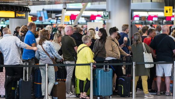 Los viajeros hacen cola en el aeropuerto de Schiphol, cerca de Ámsterdam, el 26 de mayo de 2022. (Jeroen JUMELET / ANP / AFP).