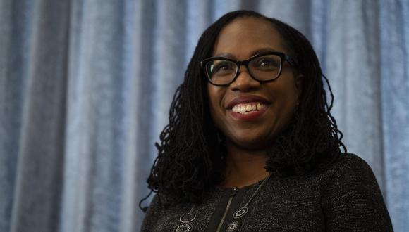 Estados Unidos hizo historia el 7 de abril de 2022 cuando el Senado confirmó a Ketanji Brown Jackson como la primera mujer negra en servir en la Corte Suprema. (Foto de Jim WATSON / AFP)