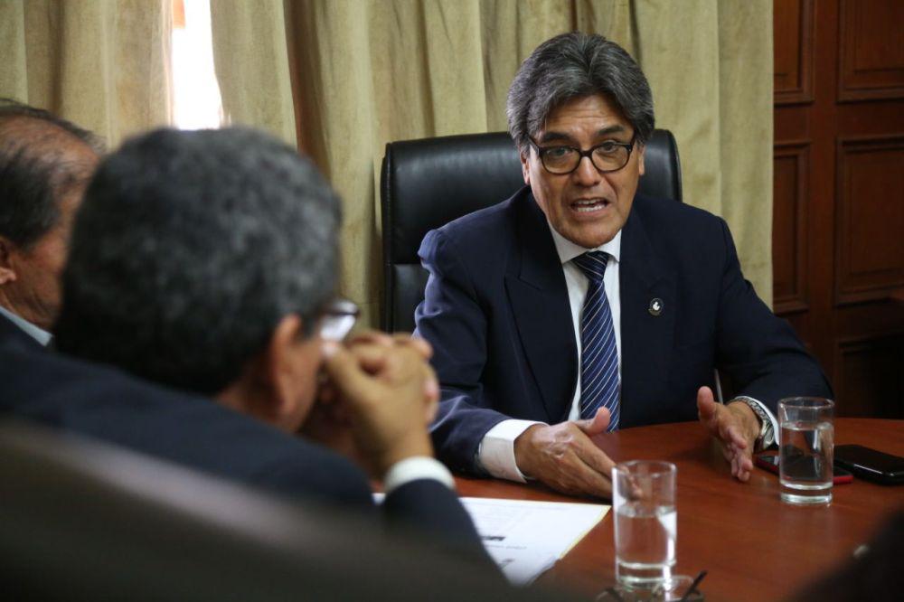 El ministro de Salud, Abel Salinas, se reunió con congresistas de diversas bancadas para explicar que se debe brindar información sencilla a los consumidores de alimentos procesados.