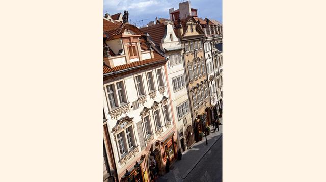 Nerudova (Praga). ¿A qué os recuerda el nombre de Nerudova? Es casi imposible no recordar al escritor chileno Pablo Neruda. O, más bien, a Jan Neruda, el periodista checo que vivió en esta calle. Colorida, pintoresca, animada, viva… Y empinada. Nerudova e