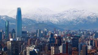 Chile enfrenta primera rebaja en la clasificación de riesgo ¿Sale del grado de inversión?