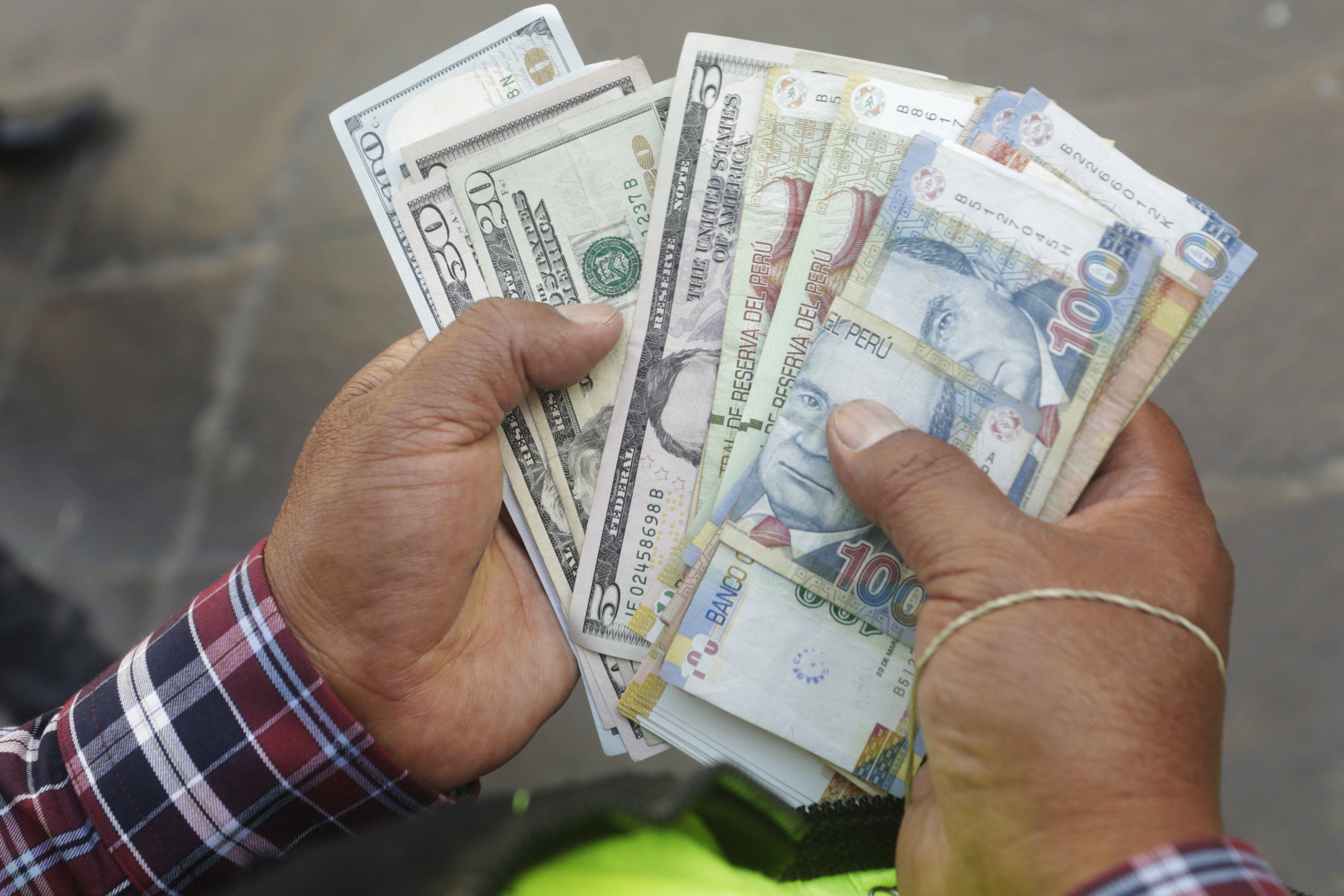 En el mercado paralelo o casas de cambio de Lima, el tipo de cambio se cotiza a S/ 3.460. (Foto: GEC)