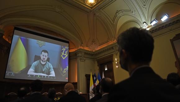 El presidente de Ucrania, Volodymyr Zelensky, habla durante una videoconferencia realizada en la Universidad Católica de Santiago, el 17 de agosto de 2022. (Foto de Martin BERNETTI / AFP)