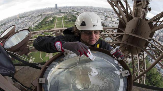 20.000 luces. La torre tiene infinidad de bombillas que permiten iluminar su estructura. En la imagen, el técnico David Kalic limpia una de ellas cuidadosamente. Cuando se inauguró contaba con 10.000 luces de gas. (Foto Reuters)