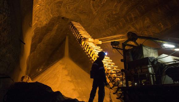 A worker watches as excavated potash pours from the tunnel ceiling into an underground storage area at a mine in Russia. Photographer: Bloomberg Creative Photos/Bloomberg