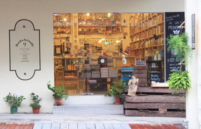 FOTO 5 | Books Actually, en Singapur (Singapur): Este elegante y soleada librería está escondida en la antigua urbanización de Tiong Bahru, en Singapur. El fundador, Kenny Leck, es otro bibliófilo que sabe cómo mantener vivo su negocio de libros y que a la vez vende prendas vintage. También creó su propia editorial para autores emergentes de Singapur.