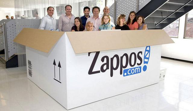 Zappos. La inspiración y la felicidad como objetivos
La tienda online de zapatos y ropa Zappos basa su cultura corporativa en la inspiración y en buscar la felicidad del cliente y del empleado. Su fundador, Tony Hsieh, es de la idea de que las grandes empresas deben combinar el placer, la pasión y el propósito. Por ello, a diferencia de otras empresas, anima a sus clientes a comunicarse por teléfono gratuitamente y pone a sus mejores empleados a atender los centros de llamadas.