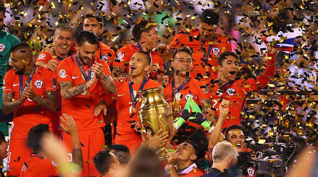 26 de junio – Después de terminar el tiempo oficial sin goles, Chile se impuso a Argentina por cuatro goles a dos en la tanda de penales. Con ello, se consagró como el campeón de la Copa Centenario 2016, celebrada en Estados Unidos. (Foto: AFP)