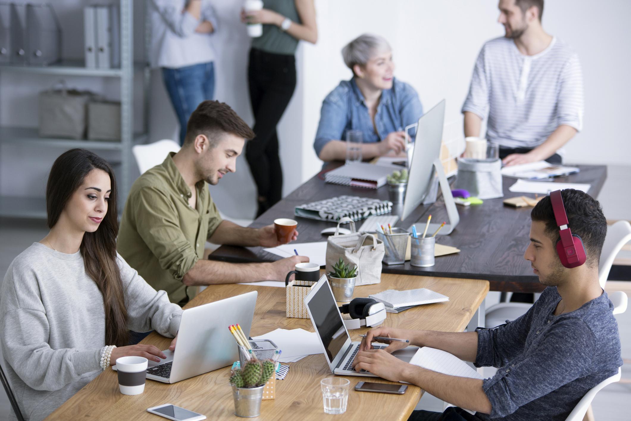 Ver a una persona con audífonos inalámbricos puede detonar diversas preguntas. ¿Está escuchando música? ¿Está en medio de una llamada? ¿O simplemente no quiere ser interrumpido?