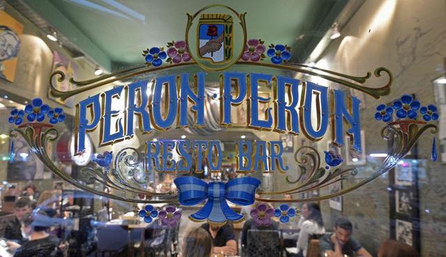 Vista de la ventana del restaurante temático "Perón Perón". Su dueño, Daniel Narezo Roig, explica que la idea es juntar personas "con las mismas ideas". (Foto: AFP)