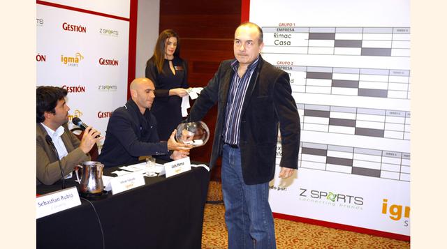 8 Raúl Salas, de Claro, participa del sorteo.