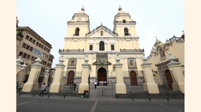 También barroca, la iglesia de San Pedro es uno de los más bellos exponentes de este estilo en Lima, con un interior suntuosamente decorado con tallas, azulejos y altares dorados. Es barroca la fachada de San Agustín o el pórtico del Palacio de Torre Tabl