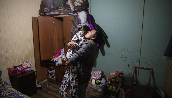 José Collantes abraza a su hija mientras la acuesta a dormir, dos meses después de que perdió a su esposa. (Foto: AP Foto/Esteban Félix)