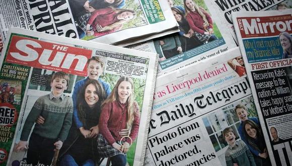 Portadas de periódicos británicos que muestran una imagen de Catalina, Princesa de Gales con sus hijos. EFE/EPA/David Cliff